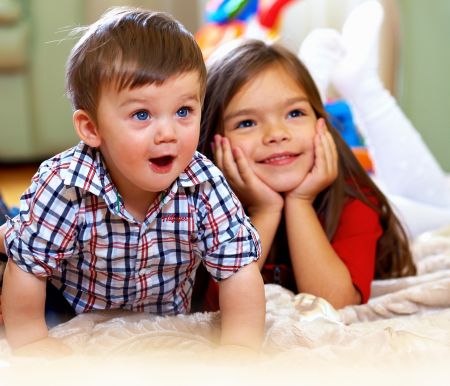 Singen mit Kindern von 18 Monaten bis drei Jahren Foto: © olesiabilkei - Fotolia